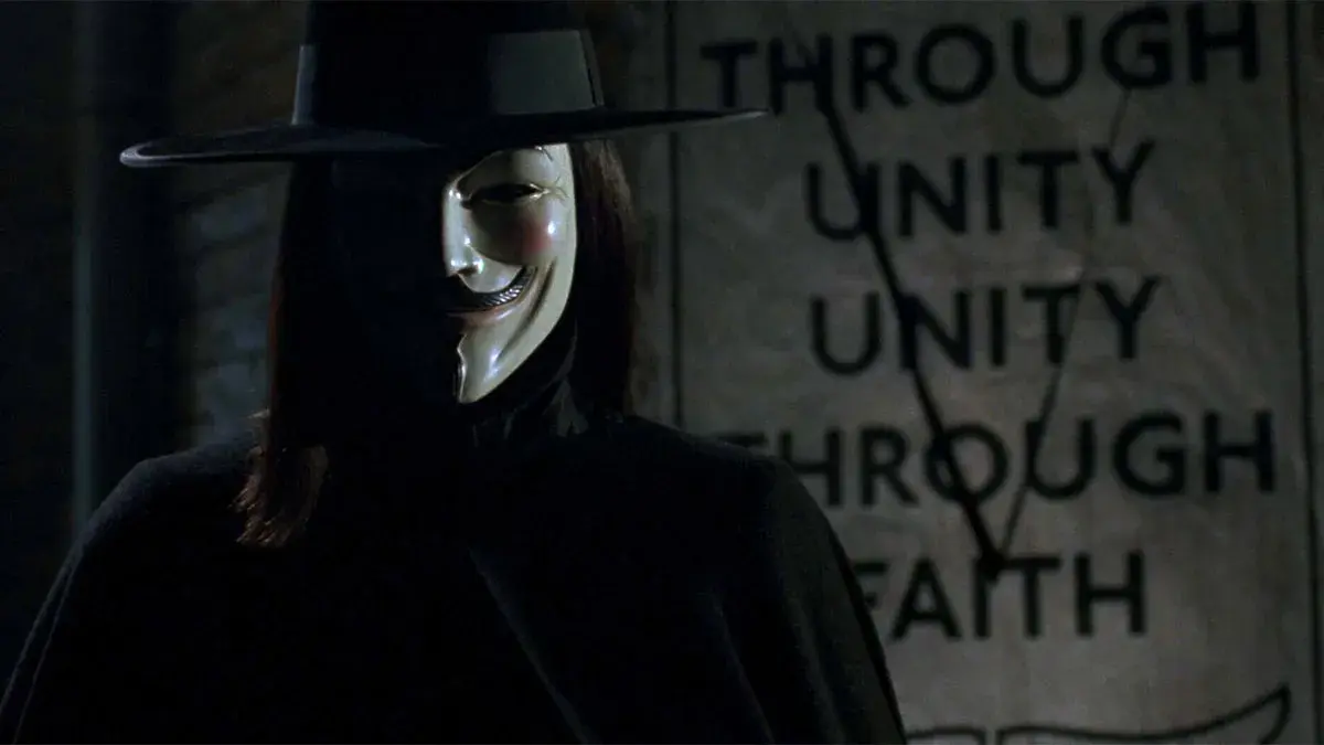 V for Vendetta la 20 de ani: de ce distopia încă ne sperie